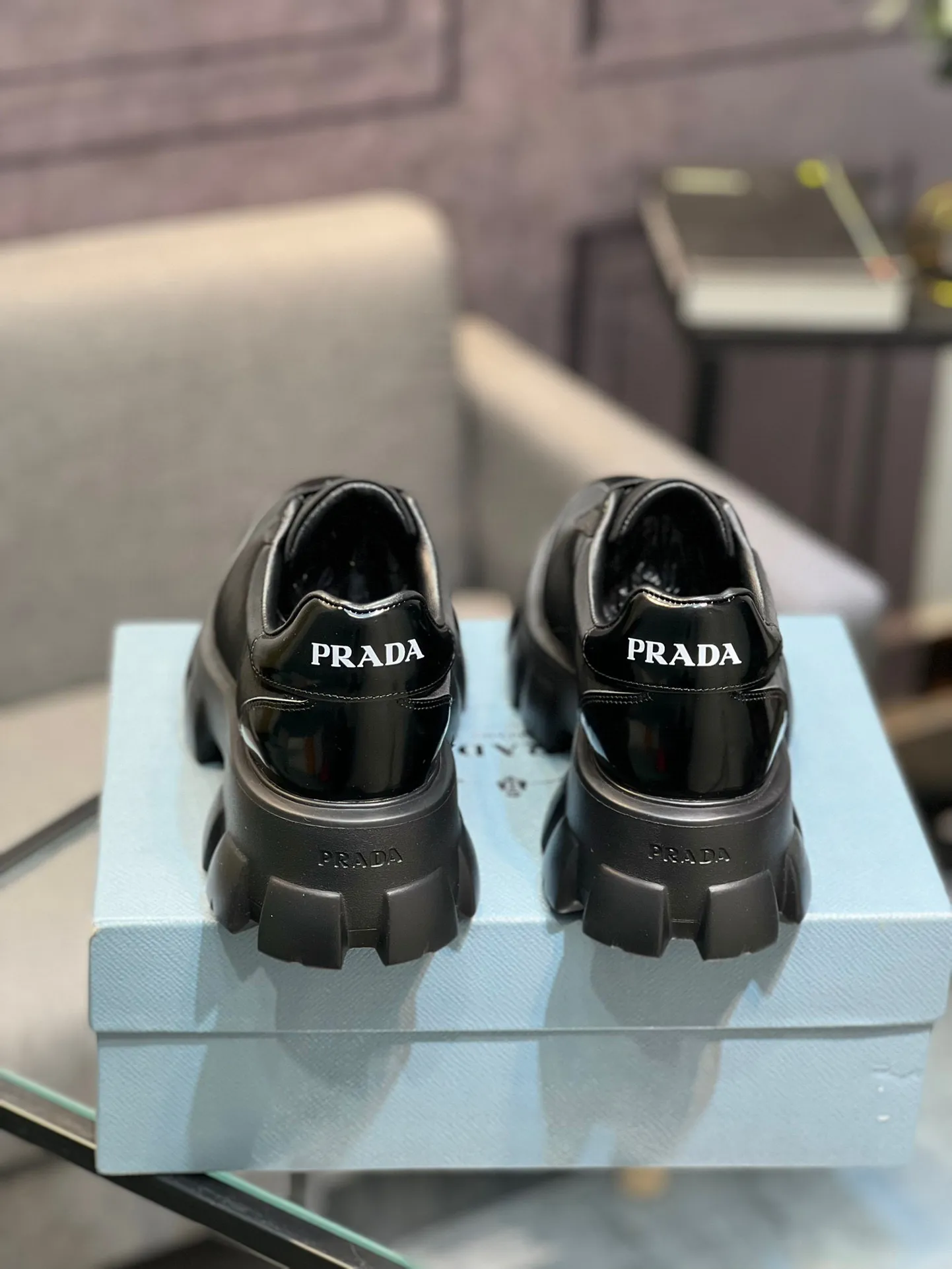 Men's shoes 💰540 Prada Latest 2025ss spring and summer catwalk series Thick-soled platform platform Casual sports shoes Couple style ☑️ Bold contrasting bright colors and fashionable combination Casual sports style design with exquisite details Classic personalized gear thick sole Increased comfort and unique modern trend style 🚩 Fabric: Cowhide ➕ Cloth Lining: Sheepskin Outsole: Original molded ultra-light foam material Sole thickness: 4.5CM Size: 35-45 (Female 40, Male 45, customized, non-returnable)